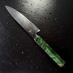 Couteau Petty japonais, lame en acier damassé 10Cr15CoMoV, manche en bois solidifié vert, posé sur ardoise
