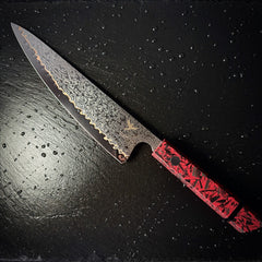 Couteau Gyuto japonais, lame en acier damassé 10Cr15CoMoV, manche en résine rouge, posé sur ardoise