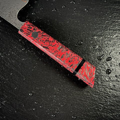 Manche en résine rouge du couteau gyuto japonais, détail de la mitre