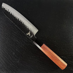 Couteau Santoku japonais, lame en acier AUS-10, manche en bois Mkuruti, posé sur ardoise