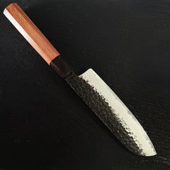 Profil complet du couteau santoku japonais, lame en acier AUS-10 et manche en bois Mkuruti