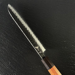 Fil de la lame du couteau santoku japonais en acier AUS-10, vue rasante