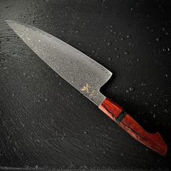 Couteau Gyuto japonais, lame en acier damassé 10Cr15CoMoV, manche en bois de santal, posé sur ardoise